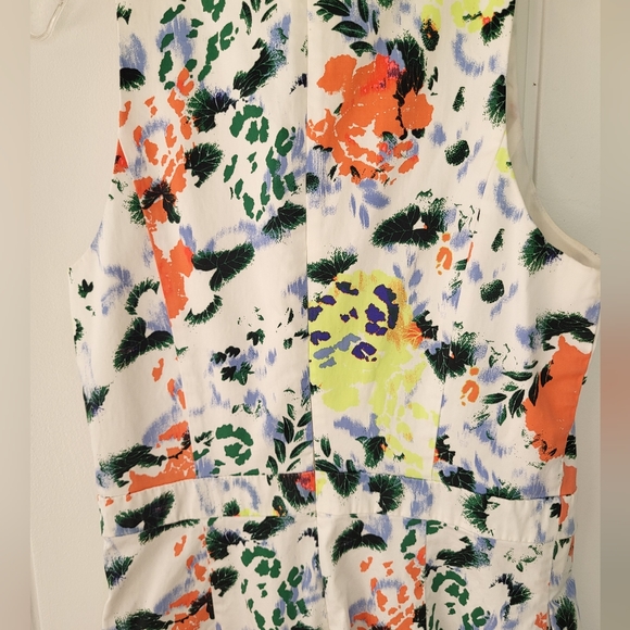 "Flirty and Fun: Gap Tall White Knee-Length Dress with Vibrant Multi-Colored Flo - Picture 5 of 9